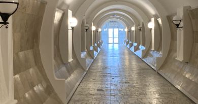 Точка притяжения туристов — дворец Харакс